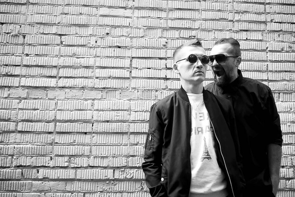 İki adam sokakta siyah beyaz fotoğraf - Fotoğraf, Görsel