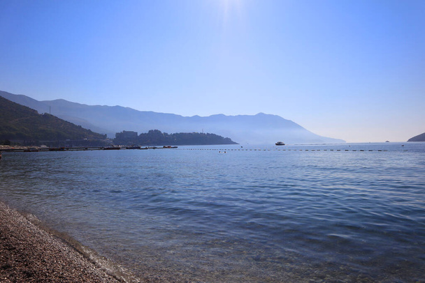 Πρωινή θαλασσοταραχή στην ηλιόλουστη μέρα στην Μπούντβα του Μαυροβουνίου - Φωτογραφία, εικόνα