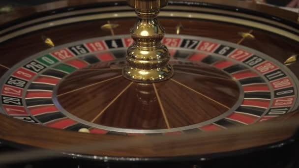 Het draaiende roulette wiel in het casino - Video