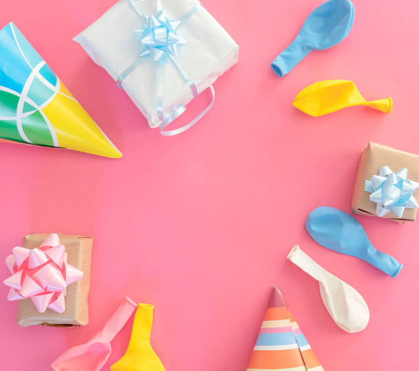 Украшения к дню рождения на розовом фоне. Воздушные шары и подарки - Фото, изображение