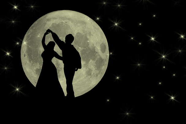 Χορός στο διαφημιστικό ρομαντικό φως του φεγγαριού - Φωτογραφία, εικόνα