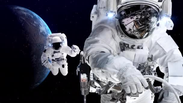 Astronauta astronauta hacer caminata espacial mientras trabaja para la misión de vuelos espaciales - Imágenes, Vídeo