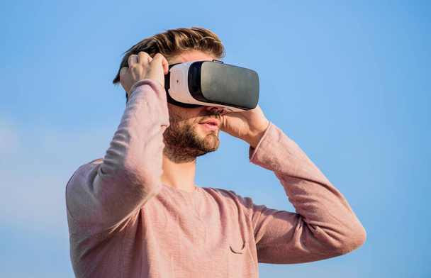 Virtual-Reality-Brillen. Erweiterte Realität. Spielkonzept. Moderne Technik. Digitale Zukunft und Innovation. Cyber-Raum. Virtuelle Realität. Schöner Mann mit drahtloser VR-Brille. Spiel online - Foto, Bild