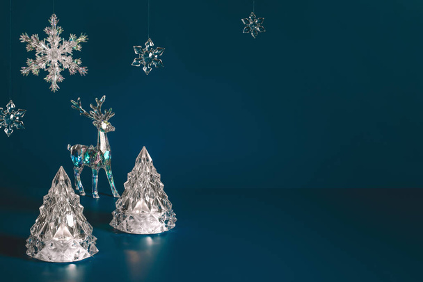 Zimowa scena z dekoracjami świątecznymi na ciemnoniebieskim tle - Zdjęcie, obraz