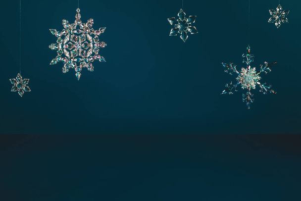 Zimowa scena z dekoracjami świątecznymi na ciemnoniebieskim tle - Zdjęcie, obraz