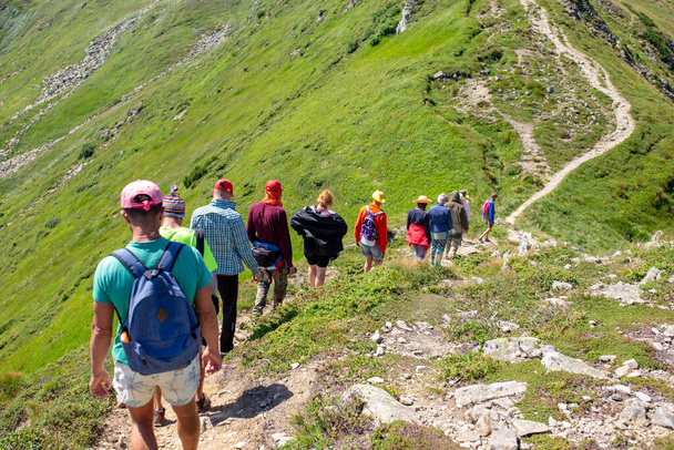un gran grupo de personas va de excursión, paseos por las montañas - Foto, Imagen