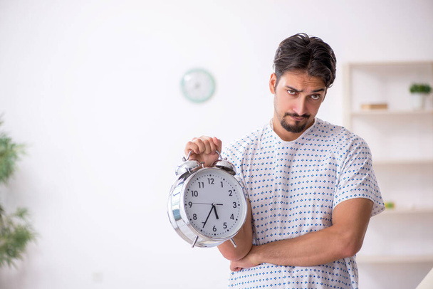Joven paciente masculino en concepto de gestión del tiempo - Foto, imagen