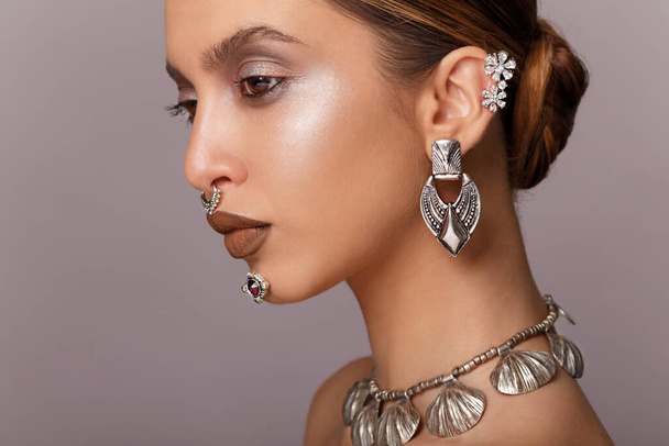 Woman Beauty Portrait, Elegant Fashion Model Hairstyle and Makeup, Jewelery. - Foto, afbeelding