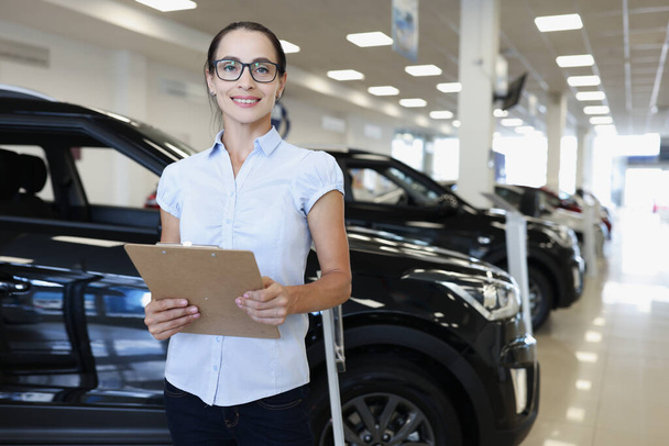Портрет улыбающейся женщины в очках менеджера по продажам автомобилей - Фото, изображение