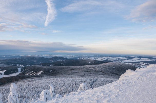 gyönyörű téli kilátás nyílik a völgyre a Jested és naplemente - Fotó, kép