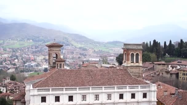 Telhado da nova prefeitura contra o pano de fundo de casas antigas em Bergamo. Itália - Filmagem, Vídeo