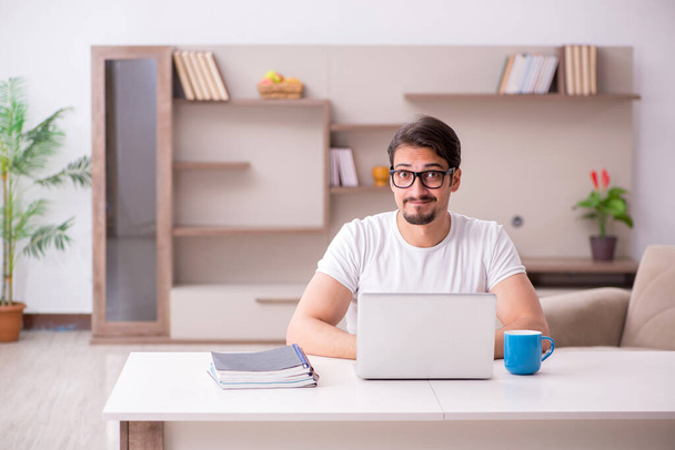 Young male freelancer working from home - Foto, Bild
