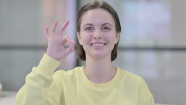 Πορτρέτο της νεαρής γυναίκας δείχνει εντάξει σημάδι με το δάχτυλο - Πλάνα, βίντεο