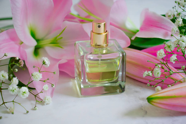 üveg gyönyörű virág parfüm egy gránit háttér - Fotó, kép