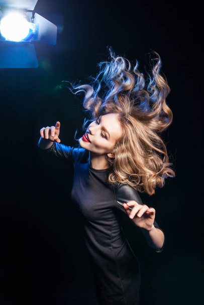 Side view of blonde woman with wild hair - Foto, Bild
