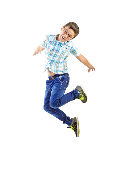 kleine jongen springen op witte achtergrond - Foto, afbeelding