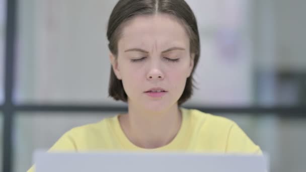 Close Up of Woman ból głowy podczas korzystania z laptopa - Materiał filmowy, wideo