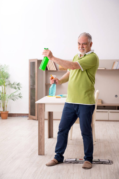 Old man cleaning the house - Foto, Imagem