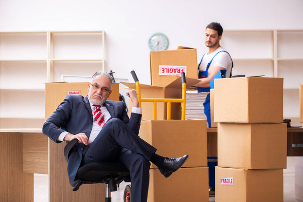 Old businessman and young contractor in relocation concept - Photo, Image