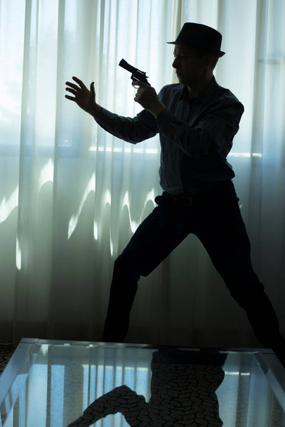 Spy thriller livre couverture conception avec homme tenant pistolet. - Photo, image