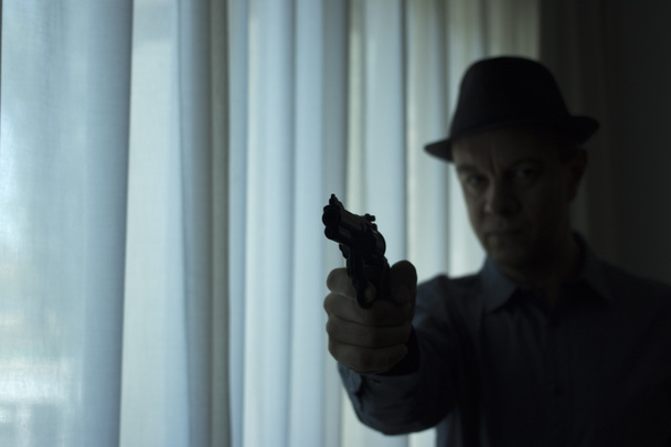 Spy thriller kniha kryt design s mužem drží pistole. - Fotografie, Obrázek