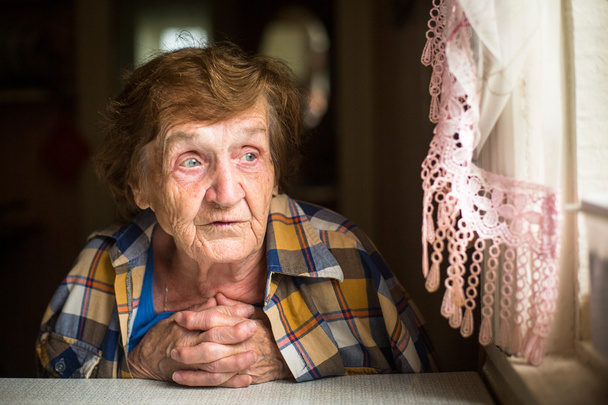 ηλικιωμένη γυναίκα - Φωτογραφία, εικόνα