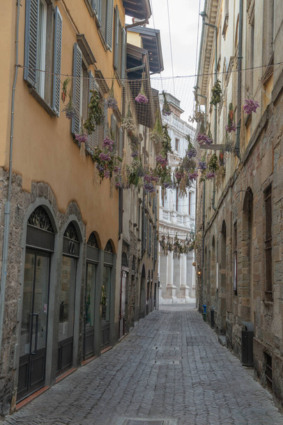 Bergamo Italy 11 червня 2021: алеї з закритими магазинами в старій частині Бергамо. - Фото, зображення