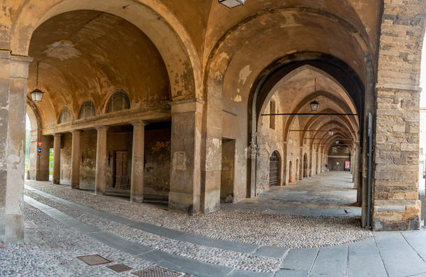 Bergamo Italy 11 червня 2021: алеї з закритими магазинами в старій частині Бергамо. - Фото, зображення