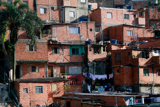 Braziliaanse sloppenwijk, of gemeenschap, op een heuvel. Sao Paulo, Brazilië - Foto, afbeelding