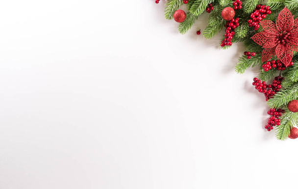 Weihnachten Hintergrundkonzept. Draufsicht auf Fichtenzweige, Blume und Beeren auf weißem Hintergrund. - Foto, Bild