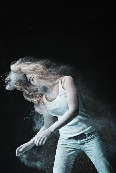Emotionaalinen villi nainen lentävät hiukset ja tuhka - Valokuva, kuva