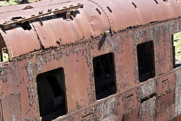 Estructura oxidada de vagón viejo, abandonado en patio de maniobras en la ciudad de Paranapiacaba, Brasil - Foto, imagen