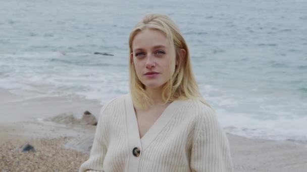 Portret czułej blondynki z niebieskimi oczami - Materiał filmowy, wideo