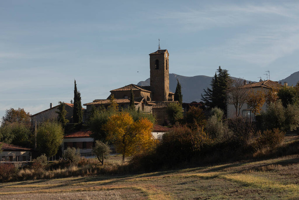Autumnal skyline of the small town of Bailo, with its tower of the church de San Fructuoso, in the region of La Jacetania, province of Huesca, Aragon, Spain - Фото, изображение