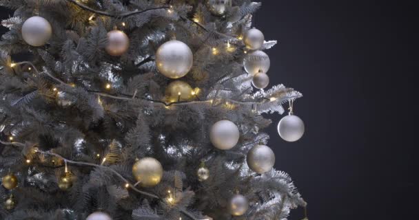 Bela árvore de Natal decorada no fundo preto - Filmagem, Vídeo