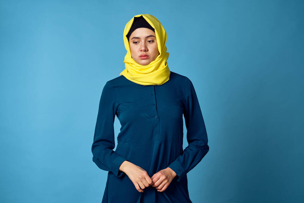 woman in yellow hijab technology calculator work finance - Foto, Imagem