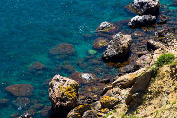 Vista aérea del agua de mar y las rocas en la playa de Crimea - Foto, Imagen