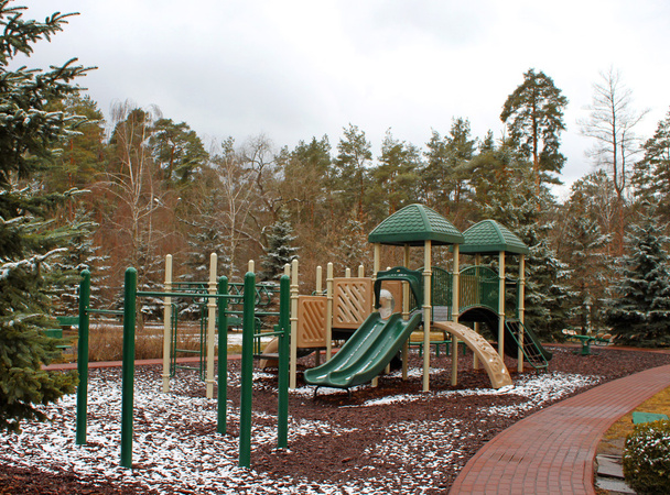 Красочная игровая площадка зимой
 - Фото, изображение