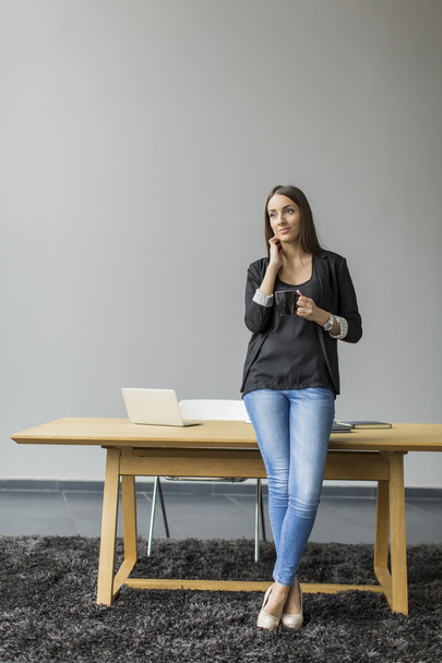 Young woman in the office - Fotoğraf, Görsel