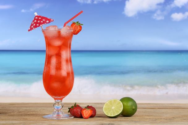 Клубничный фруктовый коктейль на пляже
 - Фото, изображение