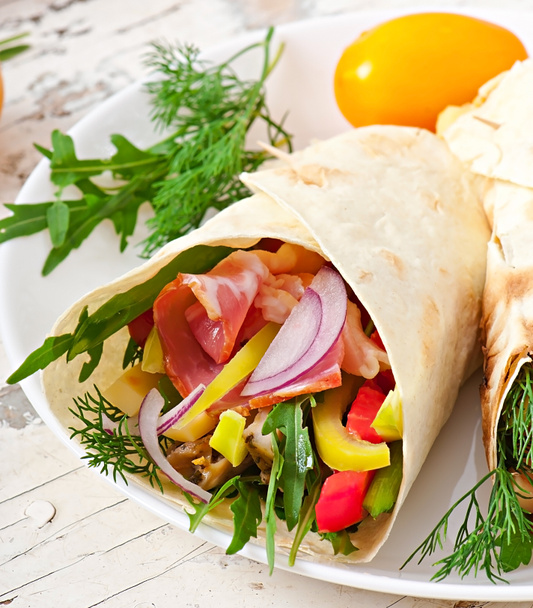 Tortilla fraîche enveloppée de viande et de légumes
 - Photo, image
