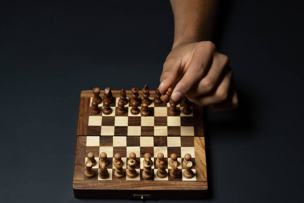 player starting a game of chess - Foto, afbeelding