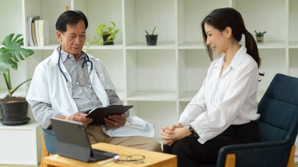 Чоловічий терапевт середнього віку має приватний медичний огляд з пацієнткою-жінкою у своєму клінічному кабінеті. концепція медиків
. - Фото, зображення