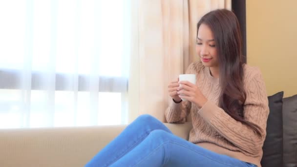 nagranie pięknej azjatki pijącej herbatę w domu podczas kwarantanny - Materiał filmowy, wideo