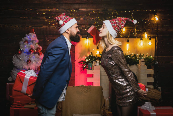 Christmas kiss of couple in love. Portrait of surprised and funny couple. Comic couple with surprise gift. - Zdjęcie, obraz
