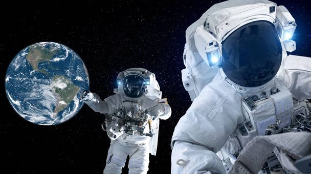 Kosmiczny astronauta zrobić spacery kosmiczne podczas pracy dla misji lotów kosmicznych - Zdjęcie, obraz