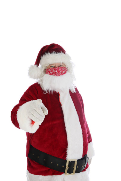 Санта говорит надеть маску. Санта-Клаус носит медицинскую маску для лица, чтобы предотвратить заражение коронавирусом. Изолирован на белом. Место для смс. Ковид-19 опасен. Это Рождество COVID-19. Маска для лица необходима даже после вакцинации против ковида-19. - Фото, изображение
