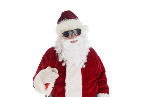 Santa Claus nosí kostým a sluneční brýle. Vánoce. Šťastné svátky. Santa Claus. Móda. Santa Claus Vánoce. Santa nosí sluneční brýle. Pokoj pro text. Santa je v těch svých slunečních brýlích super. Veselé Vánoce všem. Veselé svátky.  - Fotografie, Obrázek