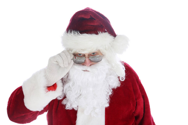 Санта Клаус в костюме и солнцезащитных очках. Рождество. Счастливых праздников. Санта Клаус. Мода. Рождество Санта Клауса. Санта носит солнечные очки. Место для смс. Санта крут в своих солнечных очках. Всем счастливого Рождества. Счастливые праздники.  - Фото, изображение
