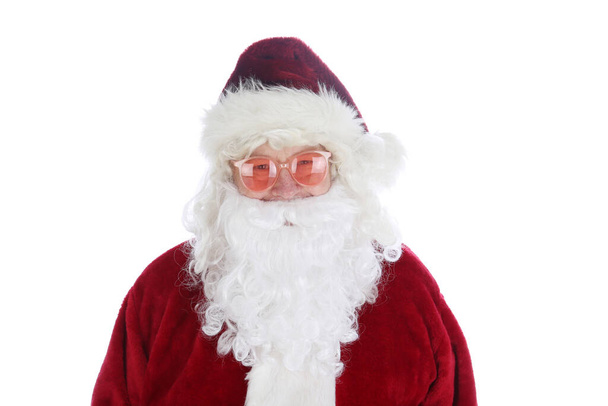 Санта Клаус у костюмі та сонцезахисних окулярах. Різдво. Веселих свят. Санта Клаус. Мода. Різдво Санта Клауса. Санта носить свої сонячні окуляри. Місце для тексту. У його сонячних окулярах прохолодно. Веселого Різдва всім. Щасливих свят.  - Фото, зображення